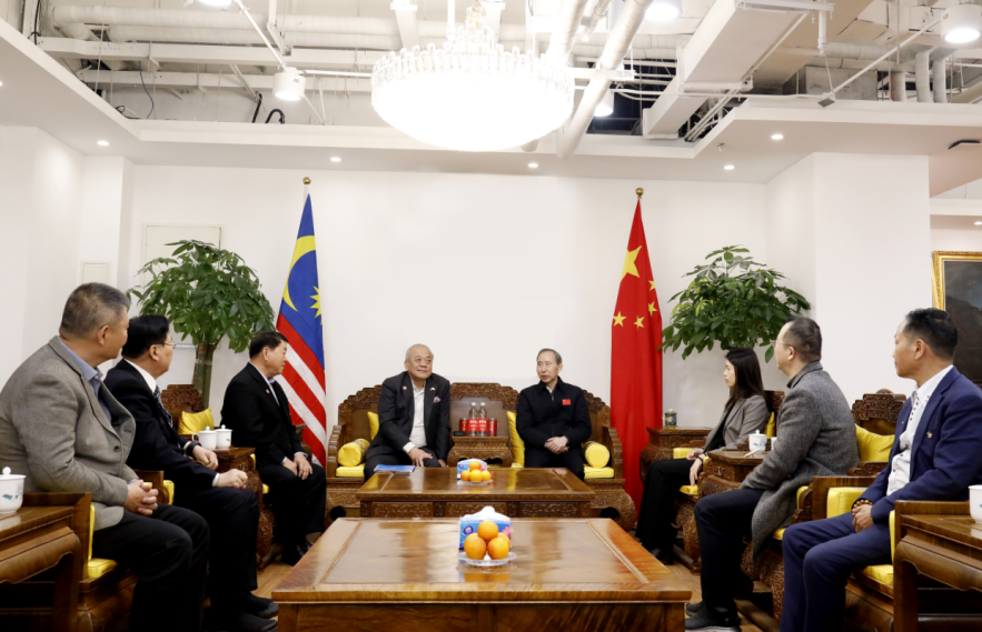 龙宇翔与马来西亚中华大会堂总会（华总）总会长丹斯里拿督斯里邦里玛吴添泉局绅博士亲切会见