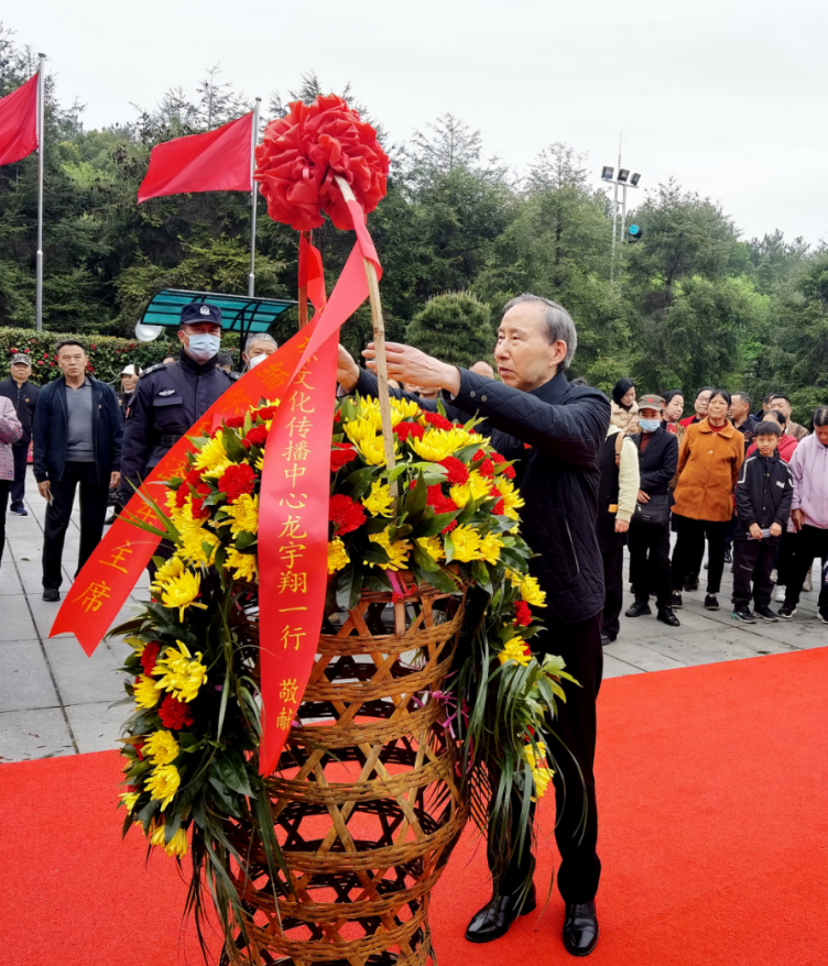 中国国际文化传播中心执行主席龙宇翔一行到韶山缅怀伟大领袖毛主席