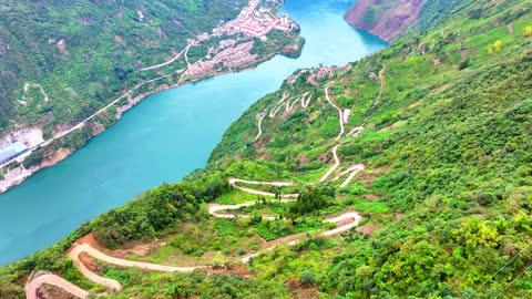 震撼！航拍昭通绥江悬崖上的“挂壁公路”